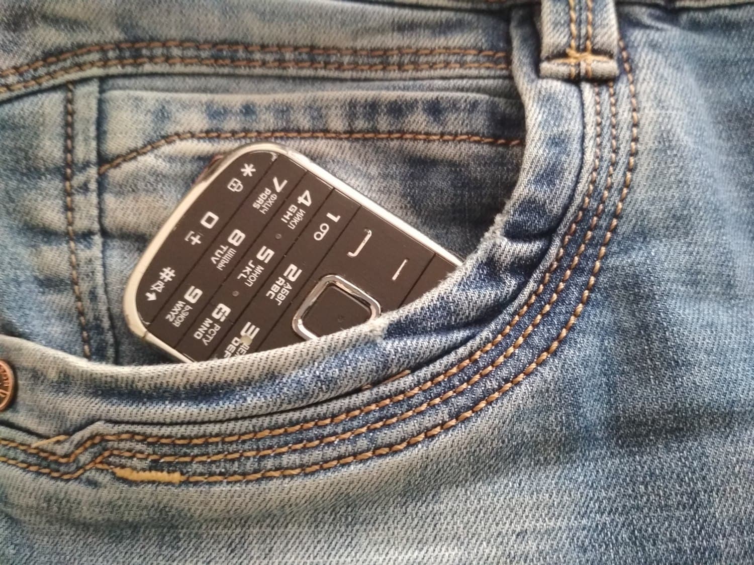 Двадцатилетний парень забрал у молодого человека сотовый телефон и попытался скрыться. Стражи порядка задержали его быстро…