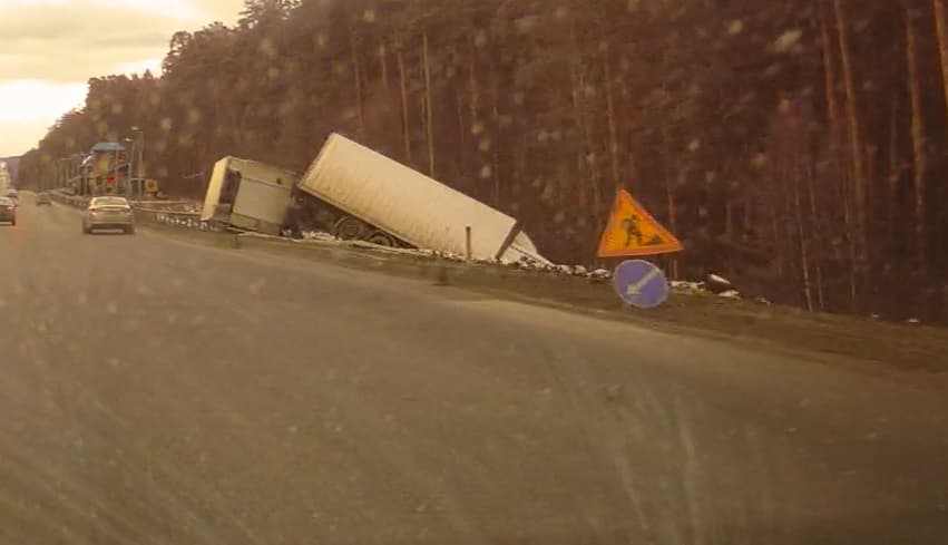 Фура в кювете вместе с прицепом: на трассе М5 «Урал» недалеко от поворота на Сысерть и Арамиль произошло странное ДТП