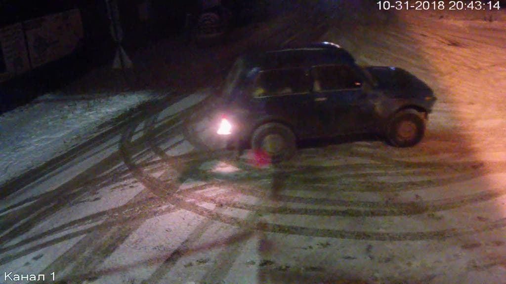 Сысертские гаишники ищут водителя Нивы, который въехал в Ладу Гранта на ул. Пролетарской в Арамиле и скрылся, но попал &amp;quot;под прицел&amp;quot; камеры