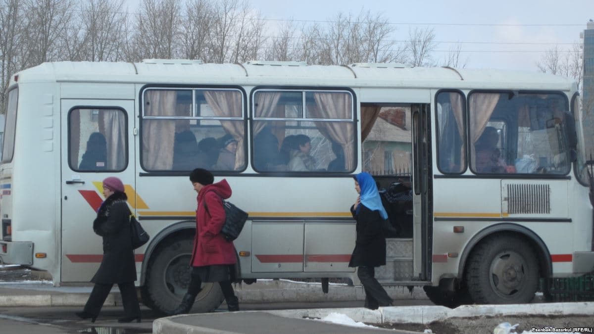 На дорогу не выходить, садиться, когда автобус остановился: ликбез по безопасности для тех, кто ездит из Арамиля в Екатеринбург на работу