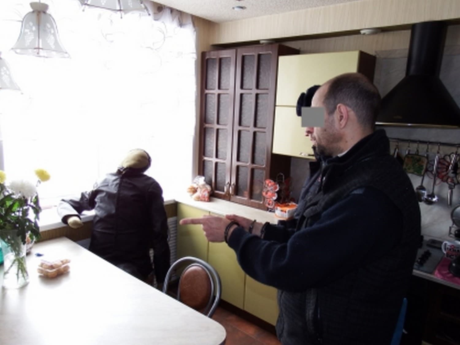 Житель Арамиля, от злости выбросивший свою мать в окно – та не дала ему денег и машину - выплатит ей 700 тыс. руб. и проведет на зоне 8 лет