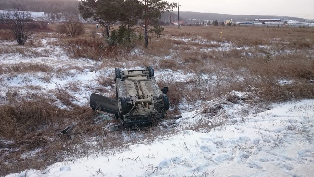 Перевертыш: 27-летняя женщина за рулем Шевроле Авео не справилась с управлением на дороге в сторону станции Арамиль и улетела в кювет