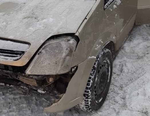 Женщина-водитель за рулем Opel не справилась и вылетела с трассы «Арамиль – Андреевка». Сама здорова, а ее пассажиры – в больнице