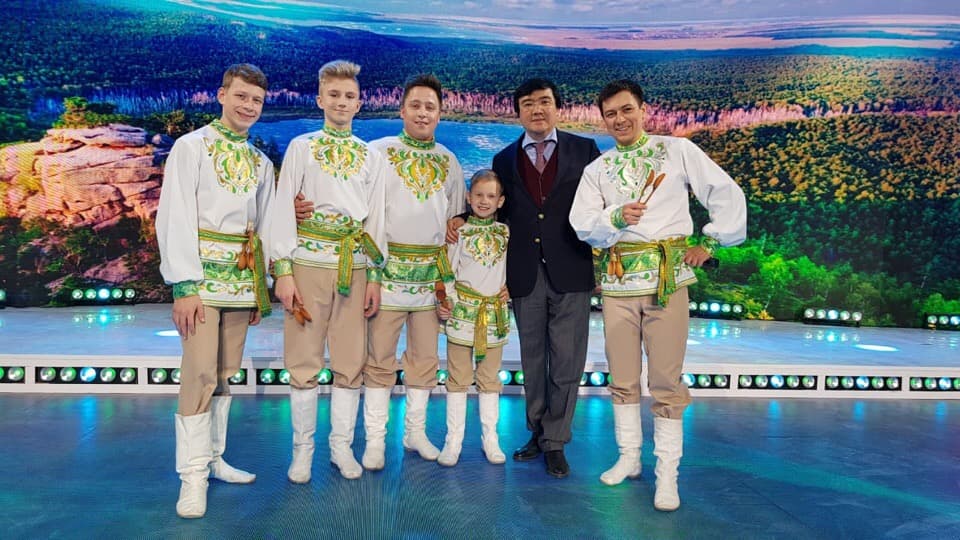 «За кулисами слышу: «Парни Саб Ложки», Арамиль. Волнуюсь, выходим на сцену. Путин и Назарбаев сидят в центре, смотрят на нас, а мы на них»