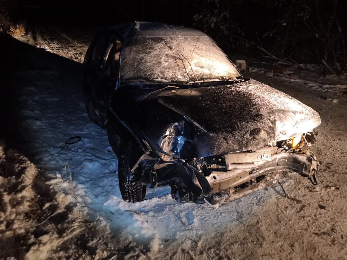 Поехали покататься? На лесной дороге между трассой «Арамиль – Андреевка» и М5 «Урал» водитель Ваза въехал в дерево, травмировав пассажирок