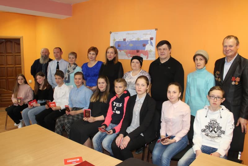 Дети не скрывали радости и благодарили полицейских: в Арамиле подросткам вручили их первые в жизни паспорта граждан РФ