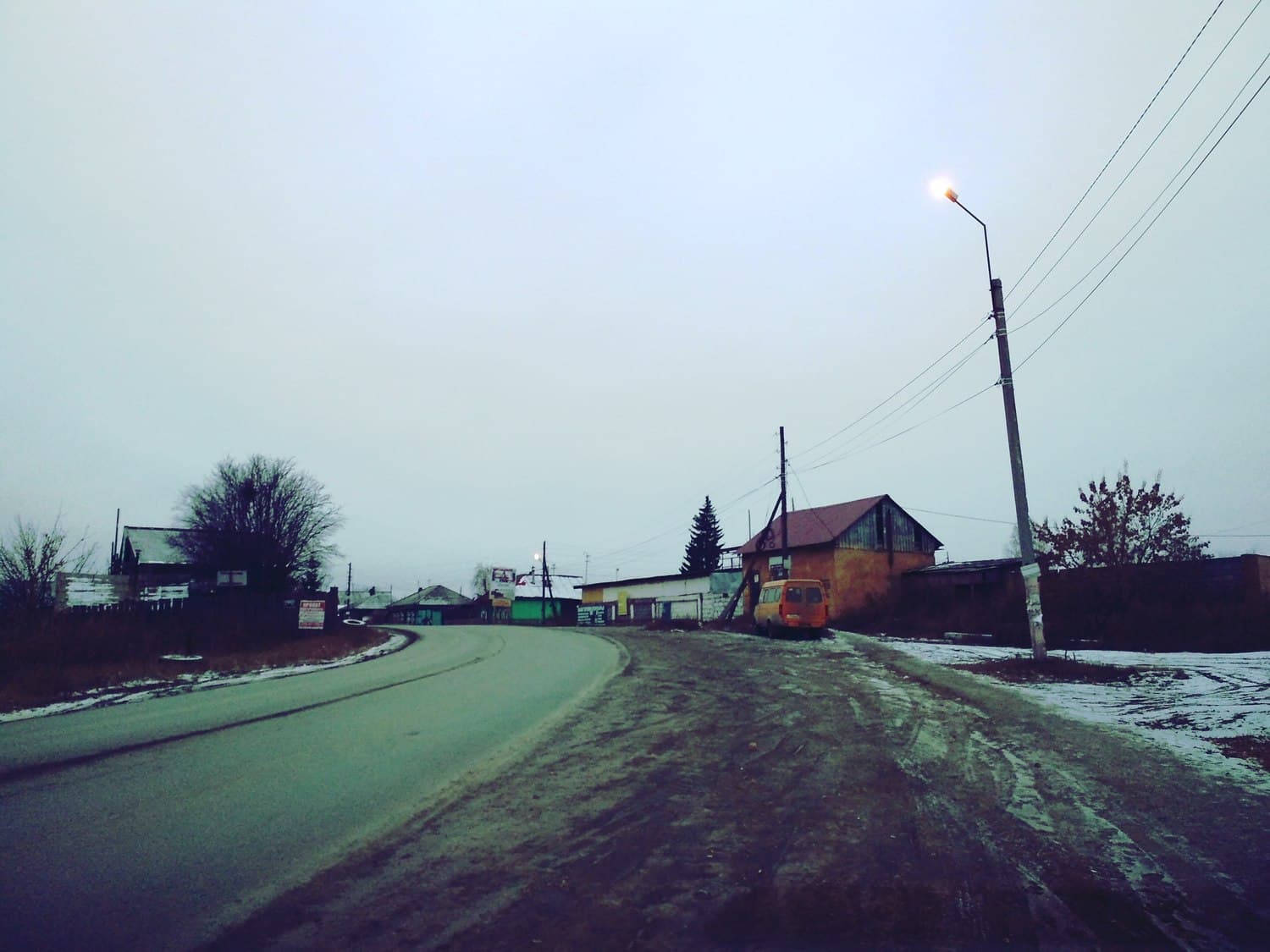 В жестком ДТП на ул. Максима Горького в Арамиле, где на дороге сошлись легковушка и МАЗ, пострадал человек