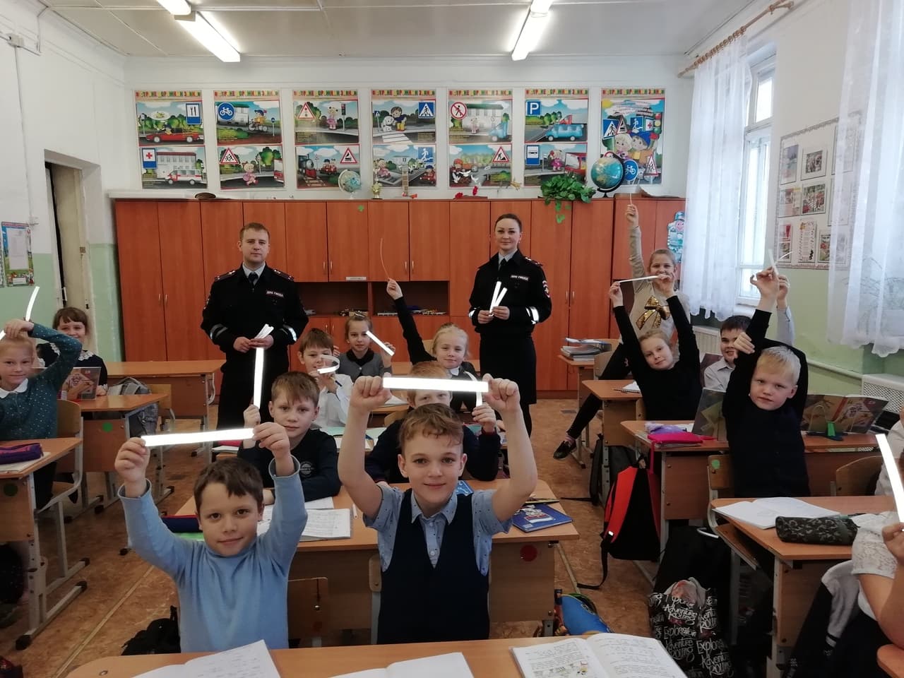 Полицейские перед каникулами ездят по школам Арамиля и грозят детям пальцем: «С горок кататься опасно, родителей надо держать за руку…»