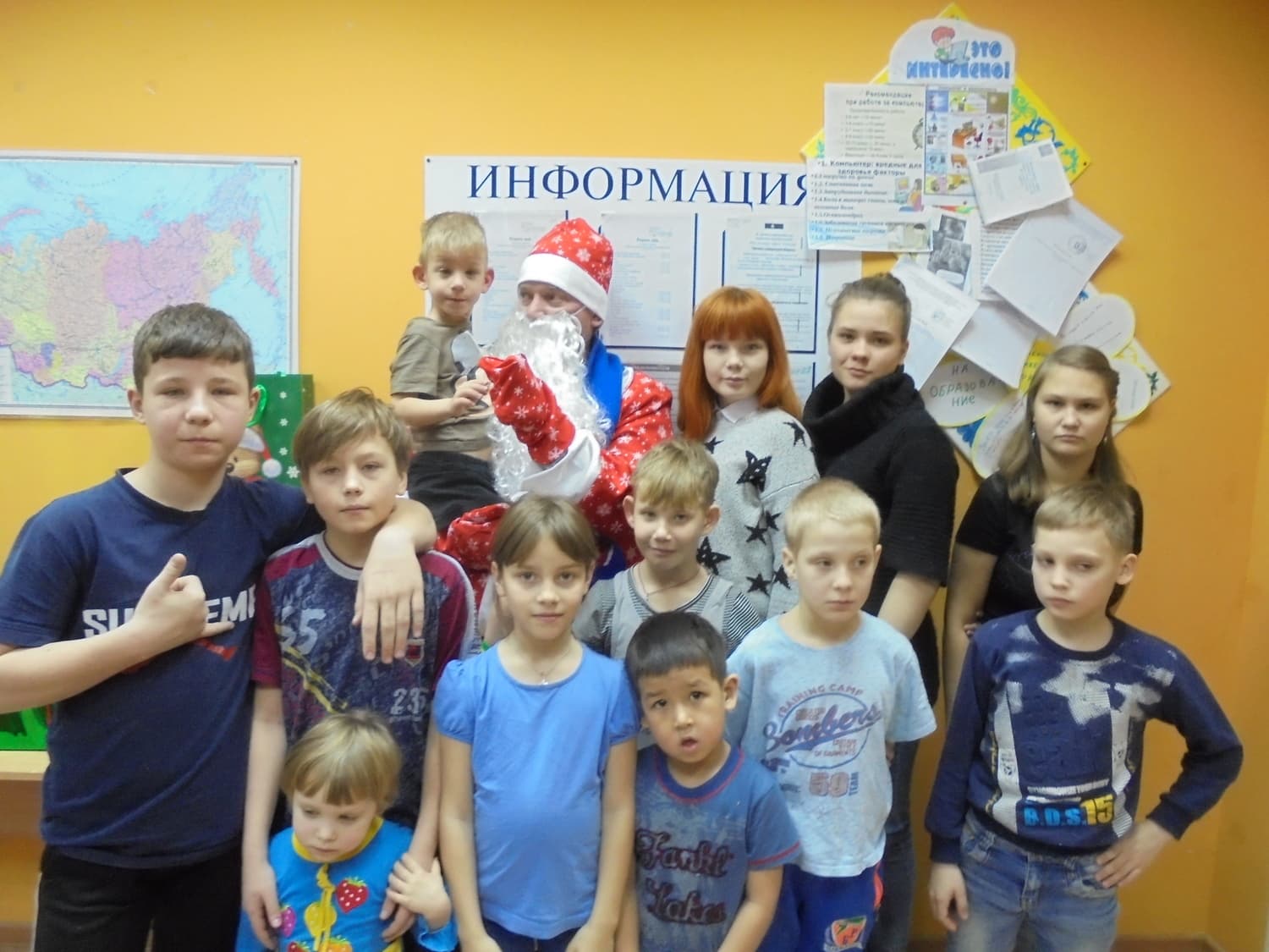 Пожарные добровольцы приехали в детский приют в Арамиле — поздравили детей и вручили им сладкие подарки и сумму на обучающие игры