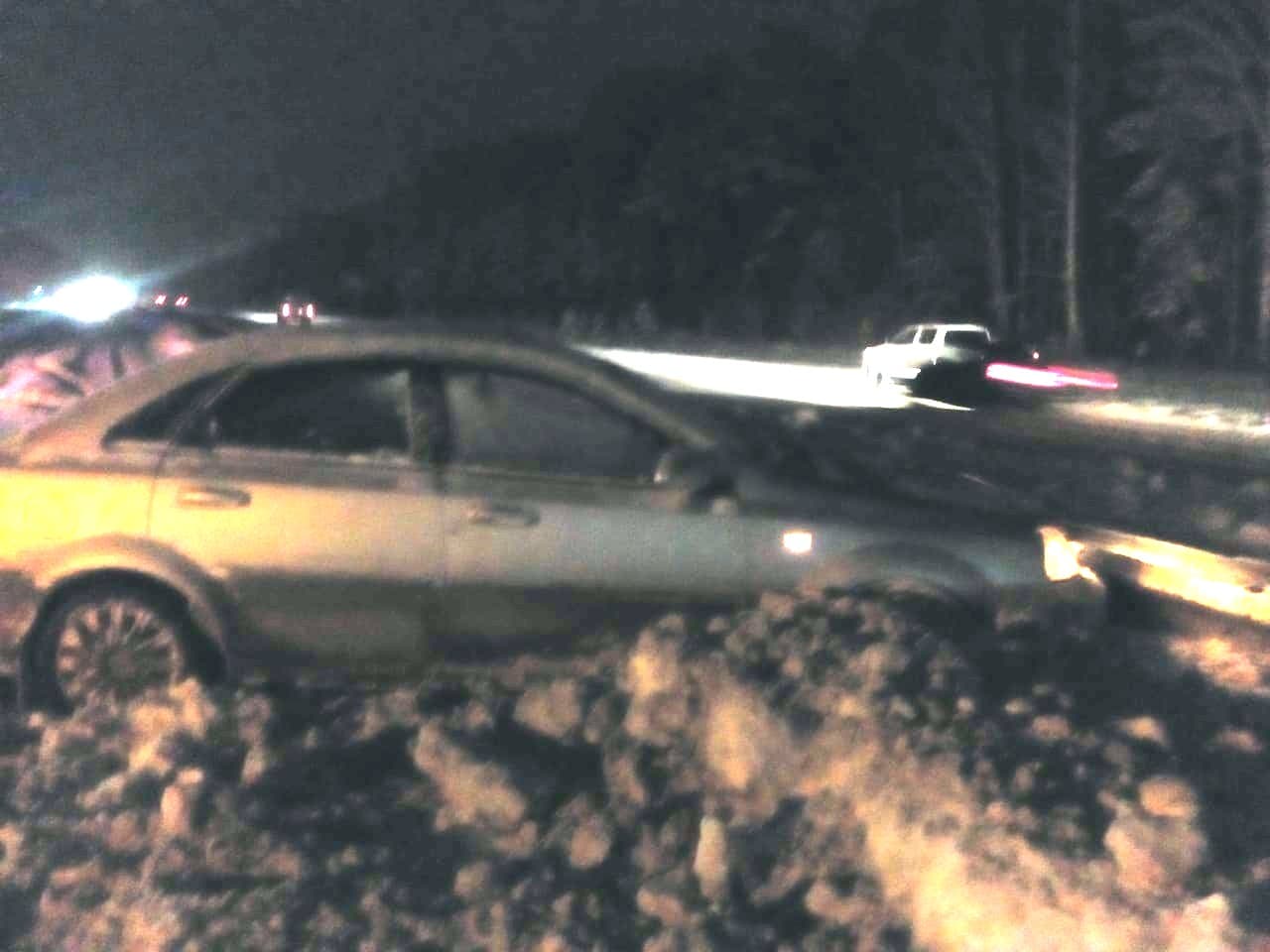 Водитель за рулем «Шевроле» сбил пешехода на Челябинском тракте — дело было вечером, тот неожиданно выскочил из-за припаркованного авто