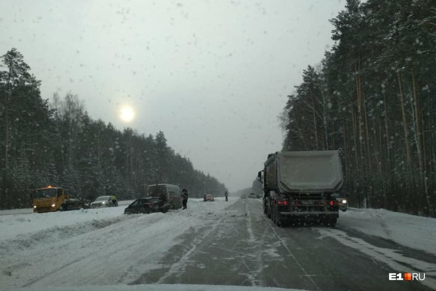 Три аварии, шесть машин: автомобили бьются на скользком Челябинском тракте недалеко от поворота на Сысерть и Арамиль, «уходят» в кювет...
