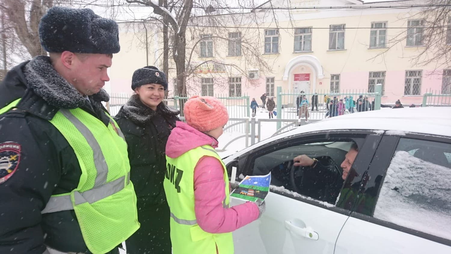 «Дяденька, не садись за руль пьяным и не гоняй!» Ученики школы № 4 призвали арамильских водителей к дисциплине на дорогах
