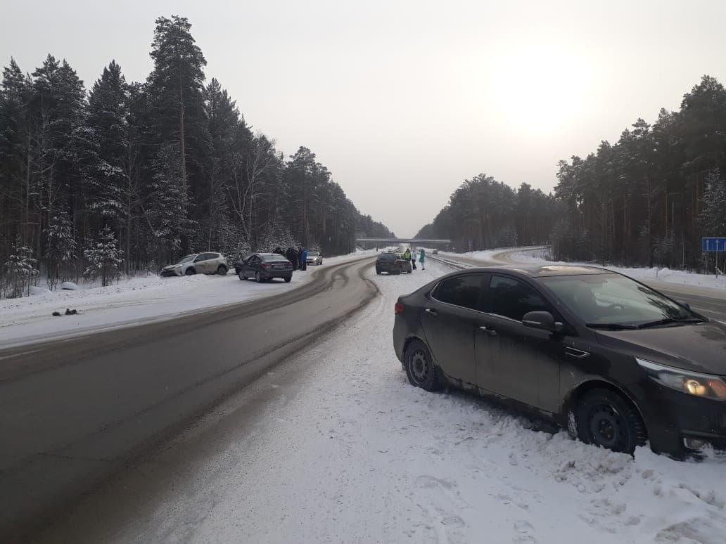 Как в фильме-катастрофе: на Челябинском тракте недалеко от поворота на Арамиль разбилось пять автомобилей. Все живы! Но как это было?