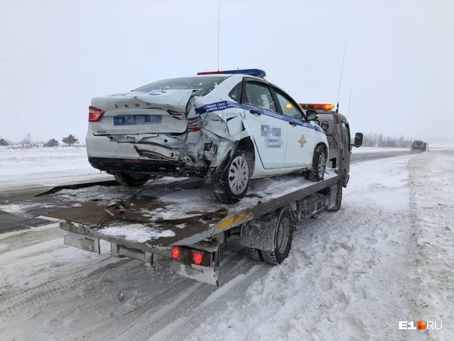 Ох уж этот Челябинский тракт! Между Арамилем и Сысертью в зад автомобиля ГИБДД влетела Mitsubishi, пока инспекторы помогали пострадавшим...