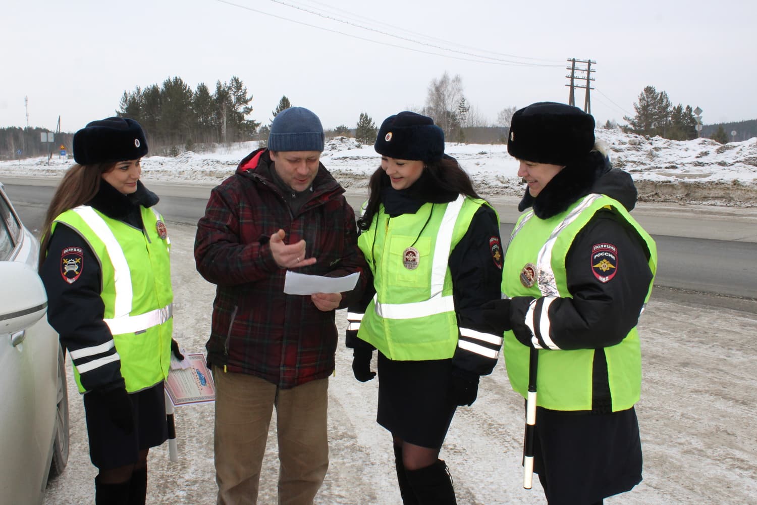 «Оживили и взбодрили»: сотрудницы ГИБДД поздравили водителей-мужчин с наступающим праздником на посту у поворота на Сысерть и Арамиль