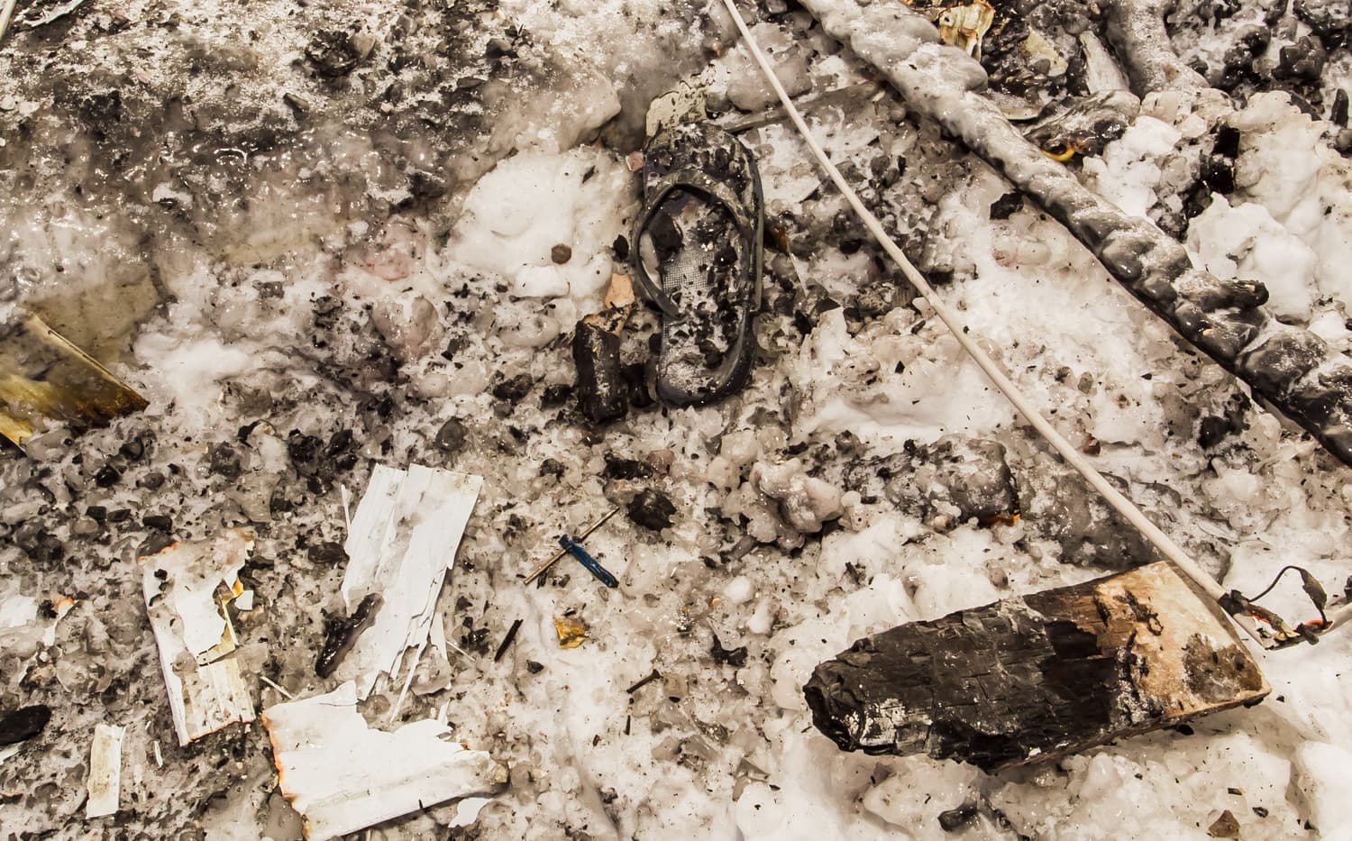 Пожар в Арамиле: на пяти «квадратах» загорелся мусор в заброшенном здании. Потушили буквально за три минуты...