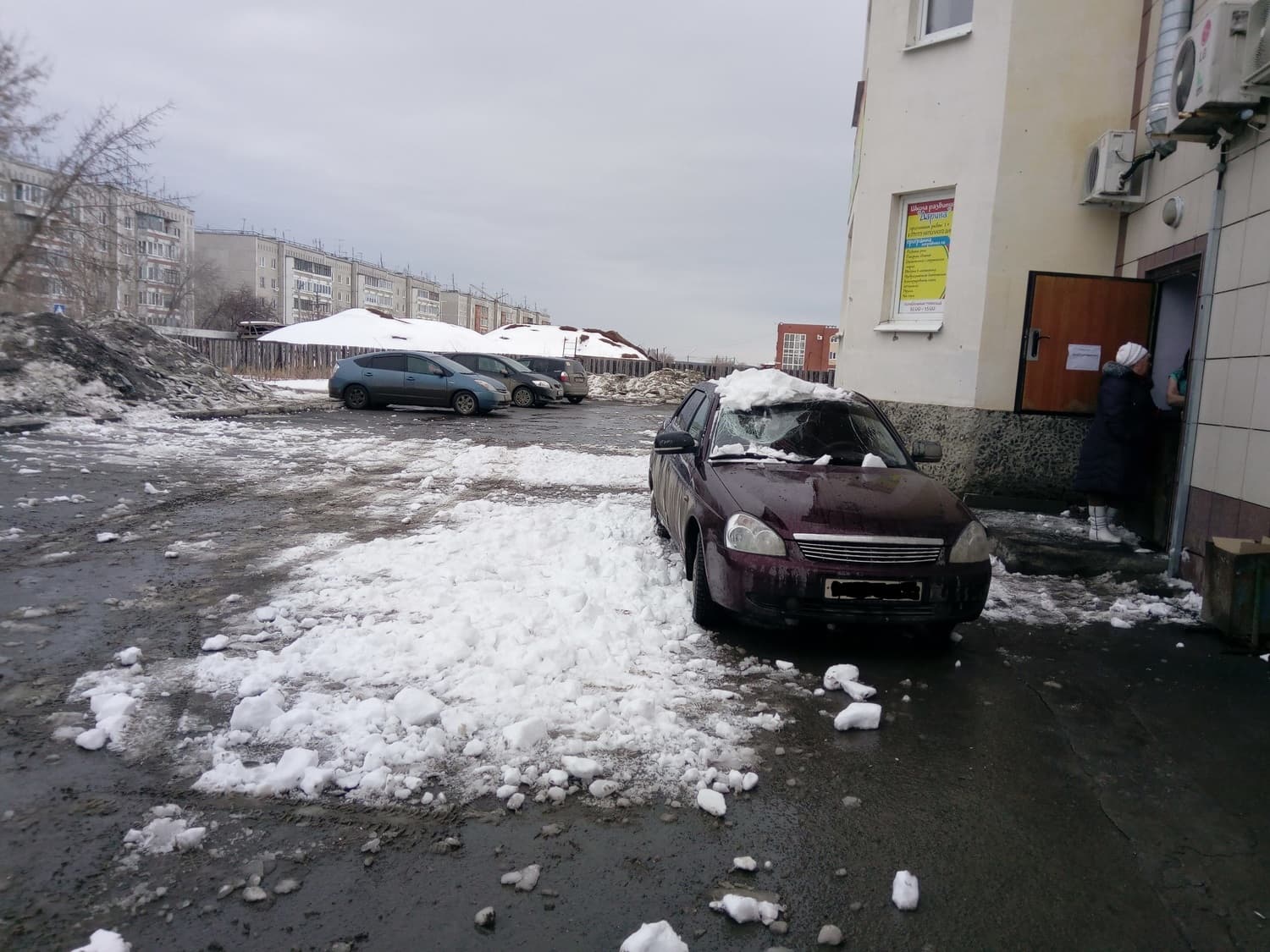 Легковушку приплюснуло, внутри были мужчина и его дочь: в Арамиле с высотки рухнула куча снега, чуть не похоронив под собой людей