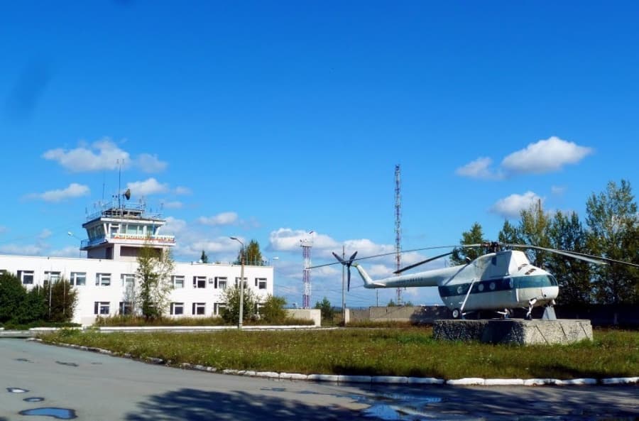 На взлетной аэропорта Уктус на границе с Арамилем экстренно сел небольшой самолет – к месту приземления съехались спасатели и медики