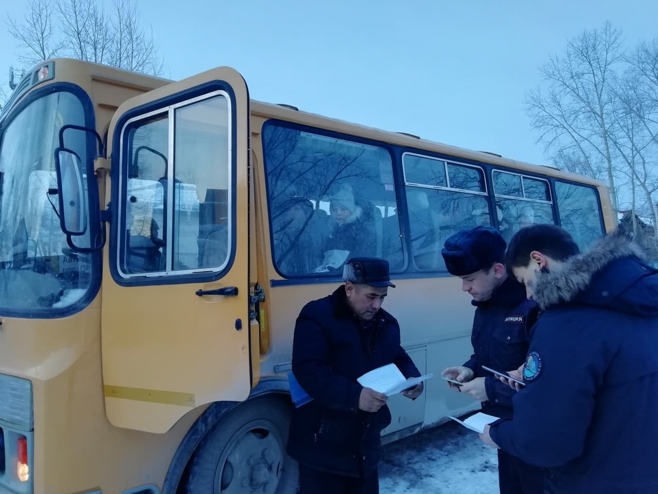 Всегда пристегиваться и крепко держаться за поручни: инспекторы ГИБДД проверили автобусы в Арамиле и на станции. Искали водителей-мигрантов