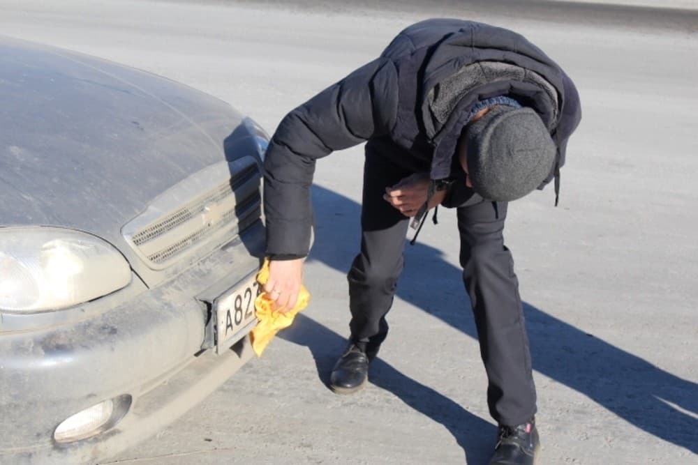 Как инспекторы ГИБДД заставляли арамильцев вставать на колени перед машинами и протирать госномера, а тонировку — сдирать…