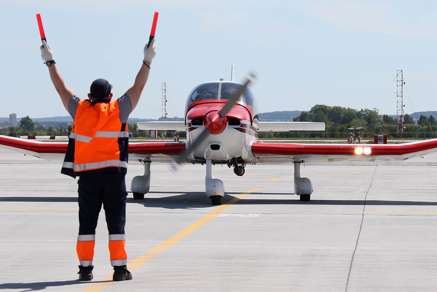 Так вот кто это: арамильцы задирали головы вверх, чтобы разглядеть, что это за самолеты. В «Кольцово» прилетели французы на легкомоторниках