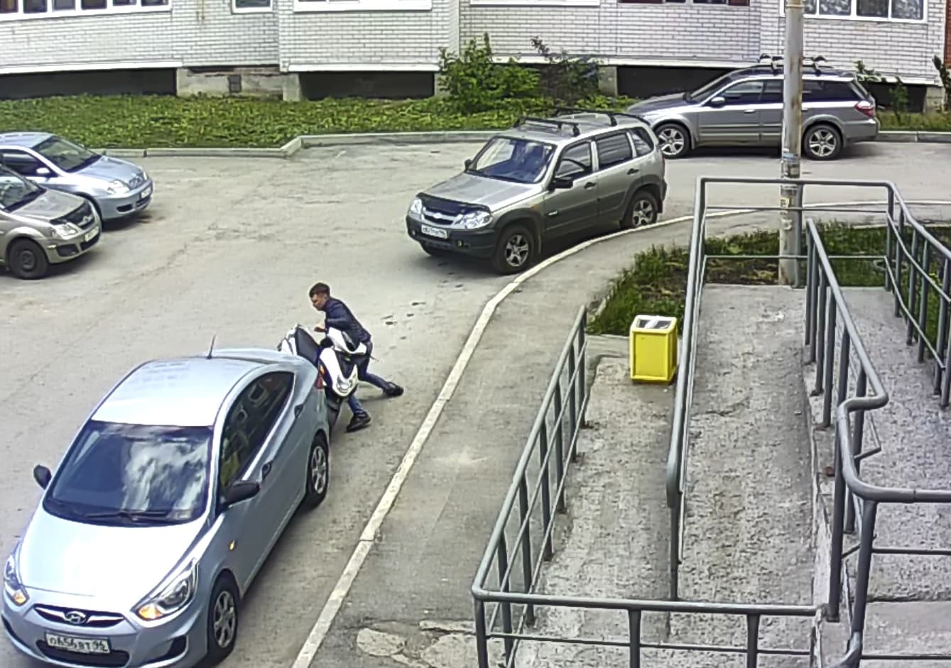 Подъехал, начал парковаться, но что-то пошло не так. Трусость победила чувство ответственности — юноша скрылся с места ДТП в Арамиле