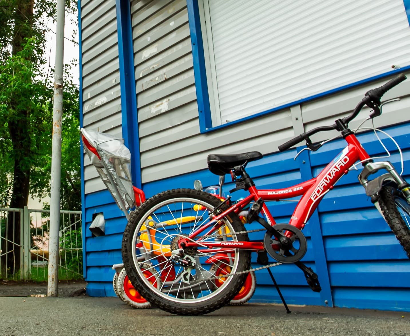 Водитель легковушки сбил велосипедиста на ул. Карла Либкнехта в Арамиле — на место ЧП прибыли спасатели МЧС