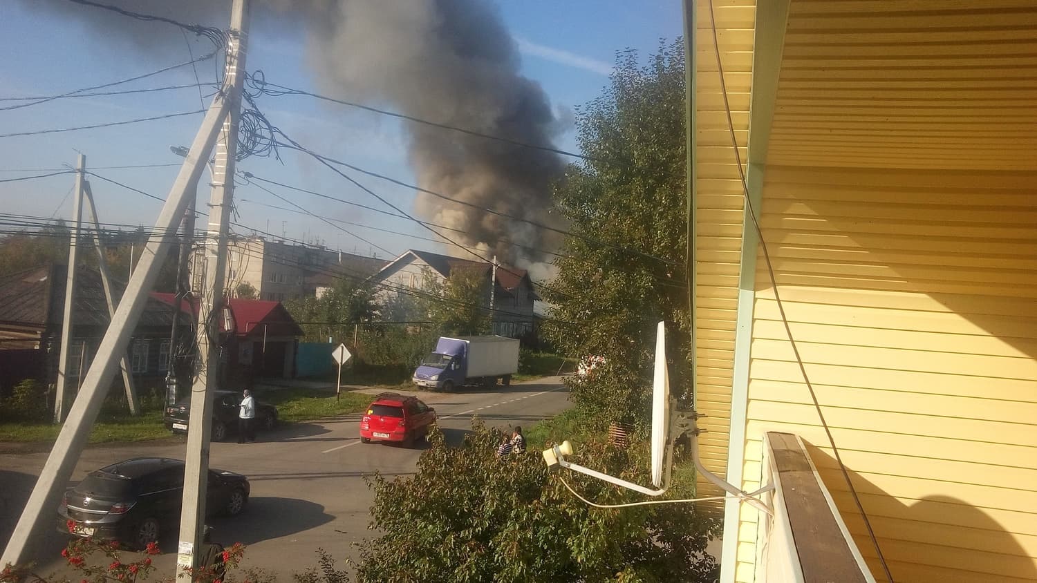 Горело на ста квадратах, тушил 21 человек. В МЧС рассказали, как произошел пожар в Арамиле на ул. Чапаева, который тушили четыре часа