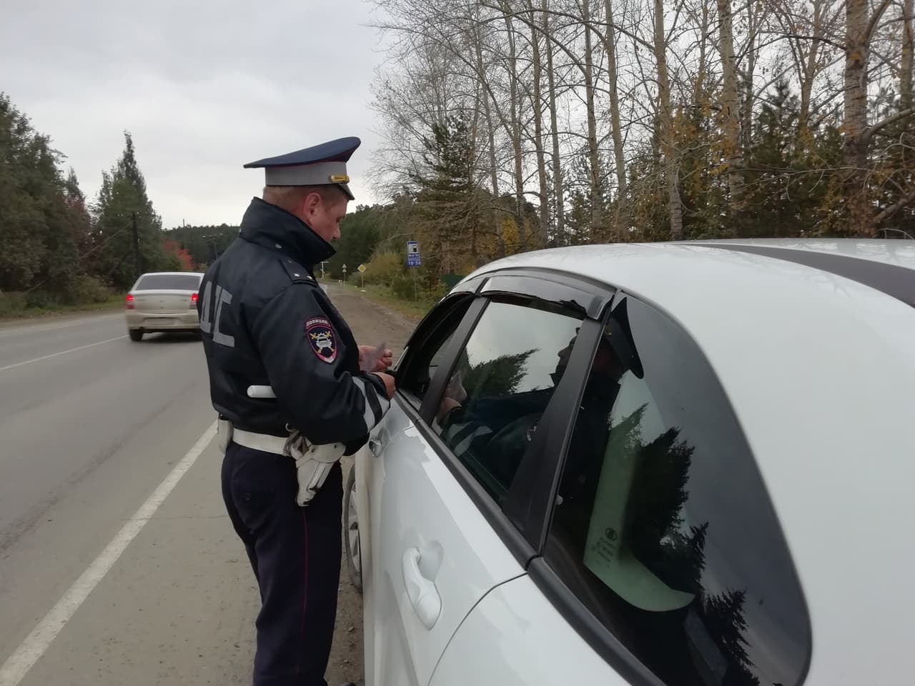 Утром инспекторы ГИБДД тормознули на трассах у Сысерти и Арамиля пару сотен машин — проверяли трезвость, штрафы, тонировку, наличие прав...