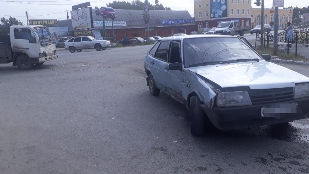 На выезде из Арамиля в сторону аэропорта «Кольцово» молодой человек на ВАЗе не уступил дорогу Ниссану — водитель иномарки получил травмы