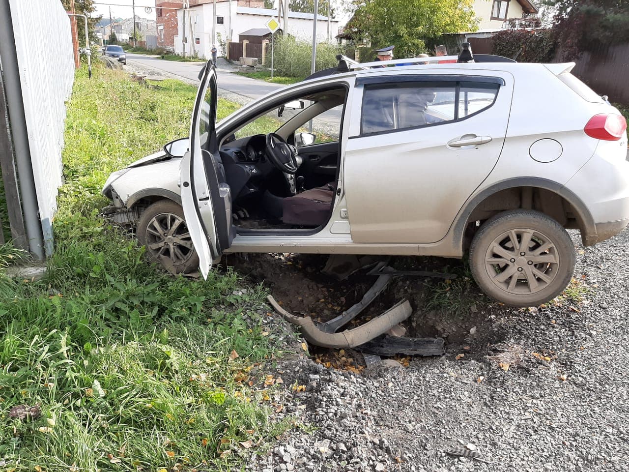 «Лифан» и «Приора» расхлестались в центре Арамиля. В жестком ДТП пострадала 16-летняя девочка. Кто виноват, по мнению дорожной полиции?