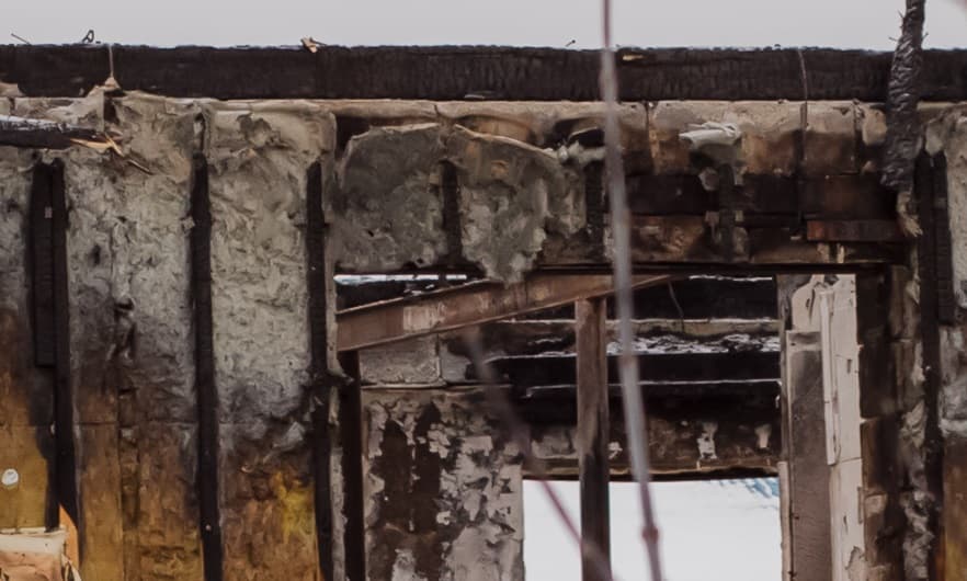 Конец сезона: в арамильском поселке Светлом сгорел садовый дом — тушить примчались семь спасателей и боролись с огнем больше двух часов!