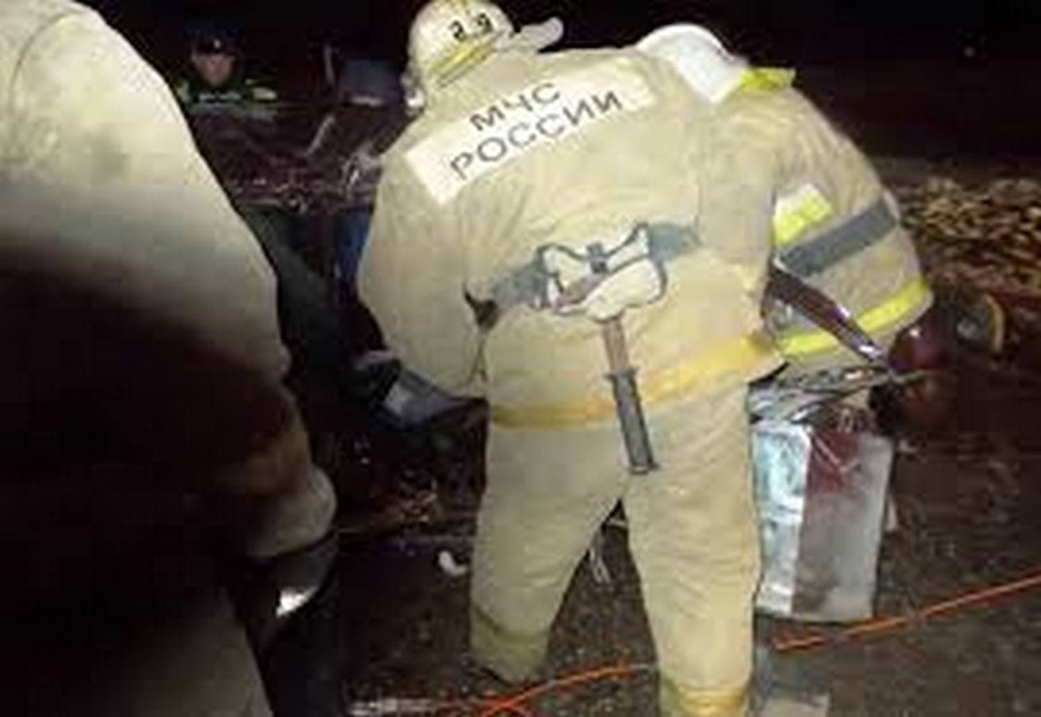 Водитель вазовской классики не справился с управлением на арамильской ул. Щорса — пострадал и он, и его пассажир. На место прибыли спасатели