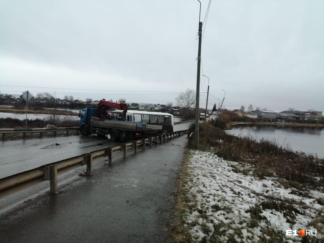 «Это коллапс». Как арамильцы встали в пробку на Соколовском мосту, где из-за корки льда, покрывшей весь Урал, столкнулись погрузчик и ПАЗ