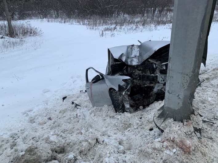 Жуткая авария на Челябинском тракте недалеко от поворота на Арамиль — из-за водителя, который въехал в столб: пострадали четверо, один погиб