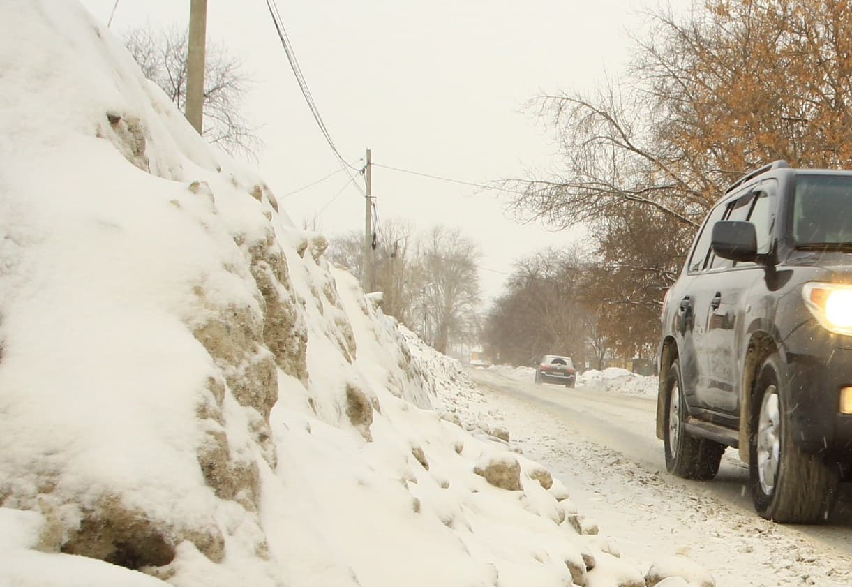 Грузовик Shacman и кроссовер Hyundai Creta вечером не поделили автодорогу «Арамиль — Бобровка». К месту ДТП выезжали спасатели