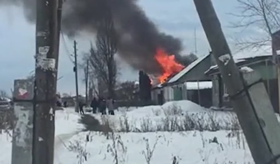 Арамильские спасатели выезжали тушить жилой дом в поселке Большой Исток — пожар здесь полыхал на 120 «квадратах». Детей и бабушку вывели...