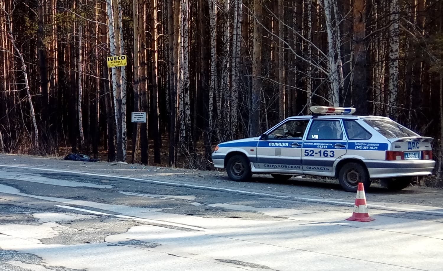 Выходной, пустая дорога из Арамиля в Бобровку и… ДТП с пострадавшими: на место прибыли спасатели, чтобы вытащить людей из Toyota Vitz