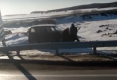 На трассе у поворота на Патруши пьяные мужики лопатой избили оператора камеры фиксации нарушений. Заявление поступило в ОВД Арамиля. ВИДЕО