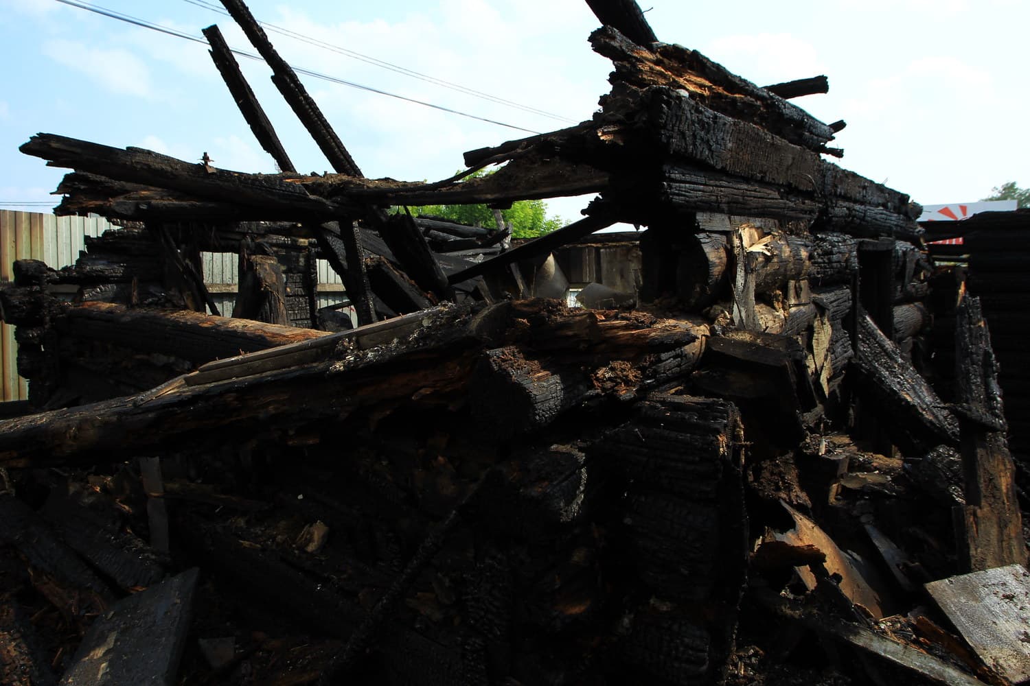 В частном жилом доме по ул. Мичурина в Арамиле днем начался пожар — выгорел чердак на десяти квадратных метрах