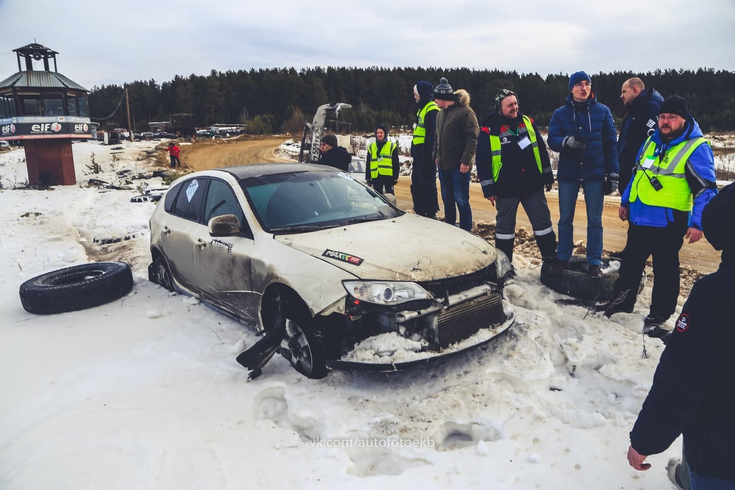 До болельщиков долетали брызги грязи, а на награждении запустили салют: в Арамиле зрелищно закрыли сезон гонок «Снежный Вихрь»