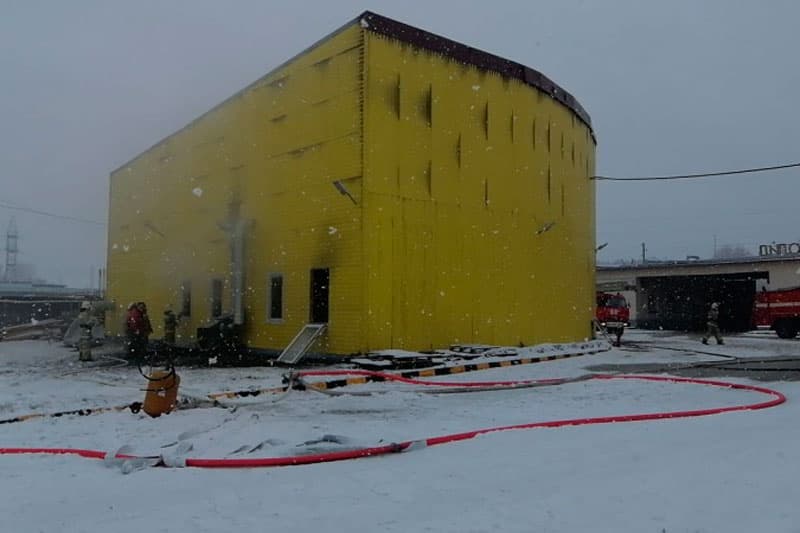 В Арамиле в цехе по переработке пластиковых изделий случился пожар