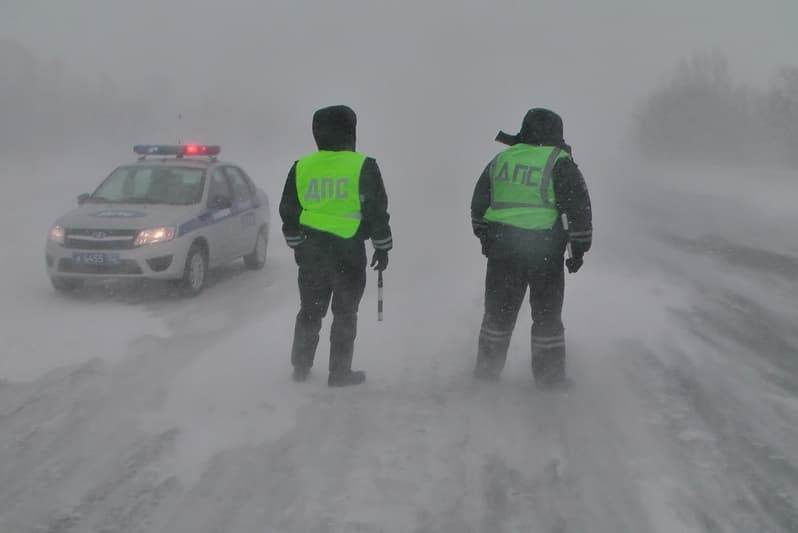 Госавтоинспекторы обратились к арамильским водителям и пешеходам — из-за погоды на дорогах скользко и очень опасно