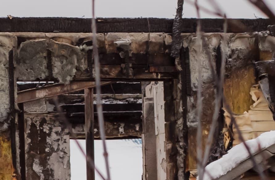 Пока вы спали, в Арамиле полыхали надворные постройки у дома по улице Свердлова — огнеборцы тушили почти час!