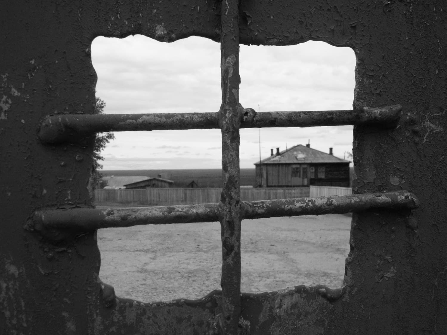 Банально и печально. Житель Арамиля приехал в гости к женщине в Екатеринбург и вскоре зарезал собутыльницу. Она прожила еще пять дней...