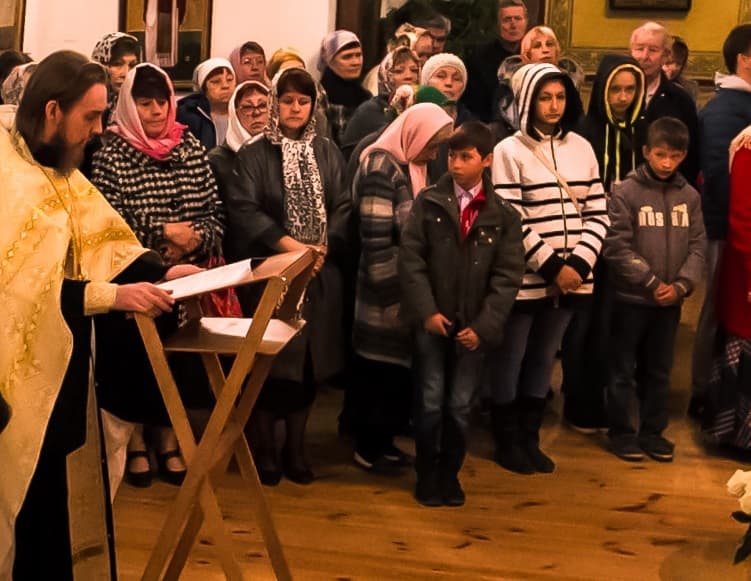 Юные арамильцы — дети прихожан городского храма — вместе с педагогами воскресной школы учатся вместе молиться по утрам и вечерам