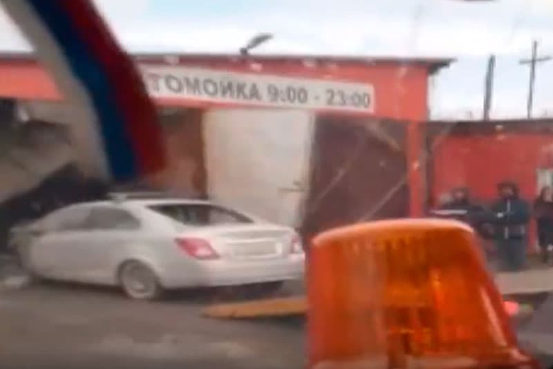 Водитель легковушки то ли газ с тормозом перепутал, то ли отвлекся и влетел в автомойку на ул. Карла Маркса в сторону центра Арамиля. ВИДЕО