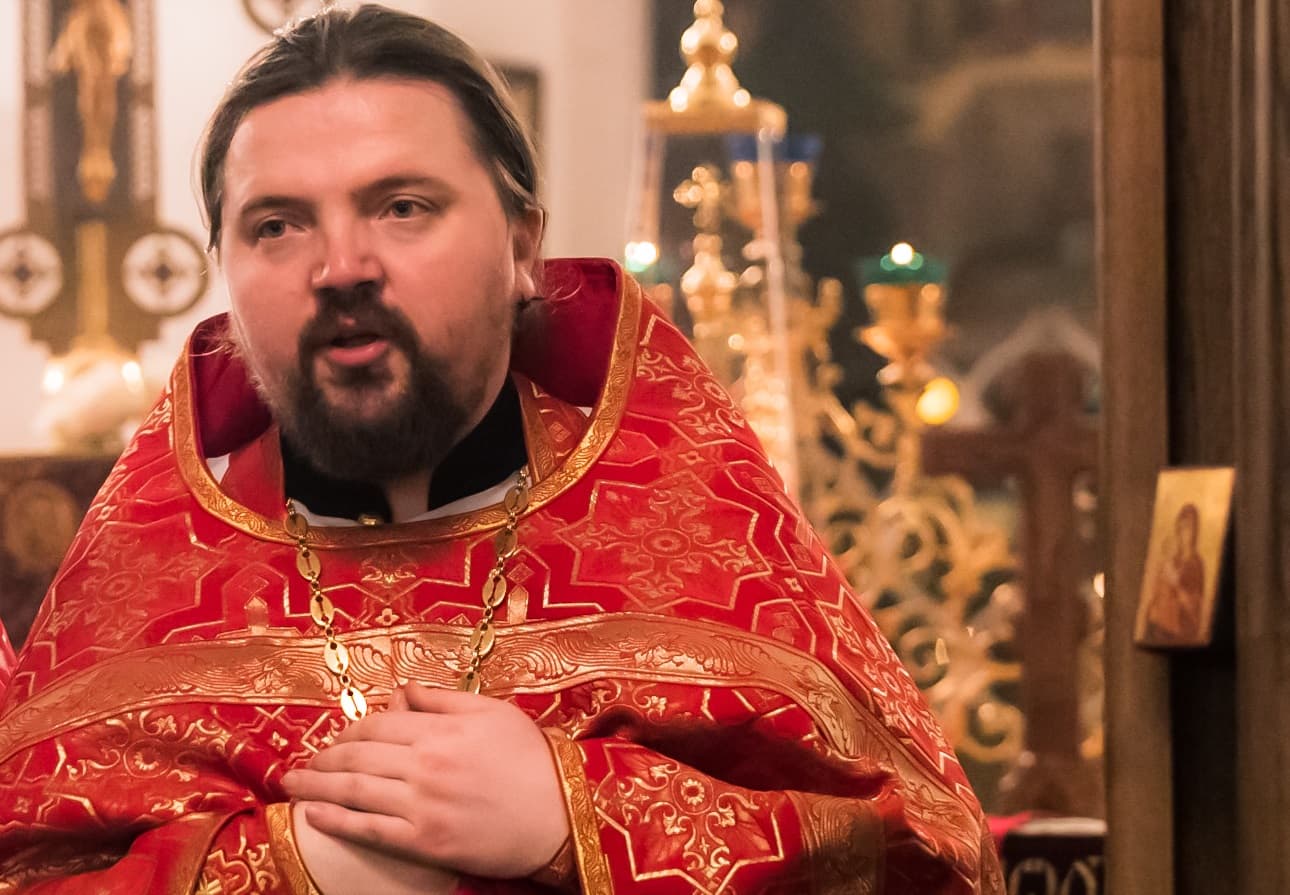 Богослужения в храме Арамиля проходят по расписанию. Отец Игорь Константинов — о Пасхе, Радонице, о пожилых людях, освящении куличей и яиц