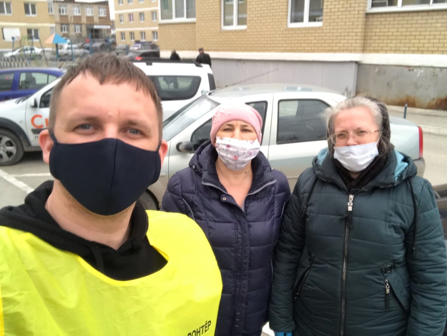 В Арамиле волонтеры помогают доставлять продуктовые наборы пожилым людям и инвалидам. «Молодежь, кому заняться нечем, присоединяемся!»