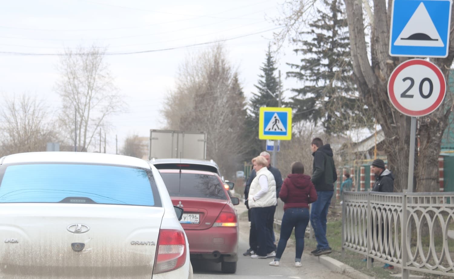 Из-за классического «поцелуя» легковушки и паркетника у пешеходного перехода на улице Рабочей в Арамиле в час-пик образовался затор